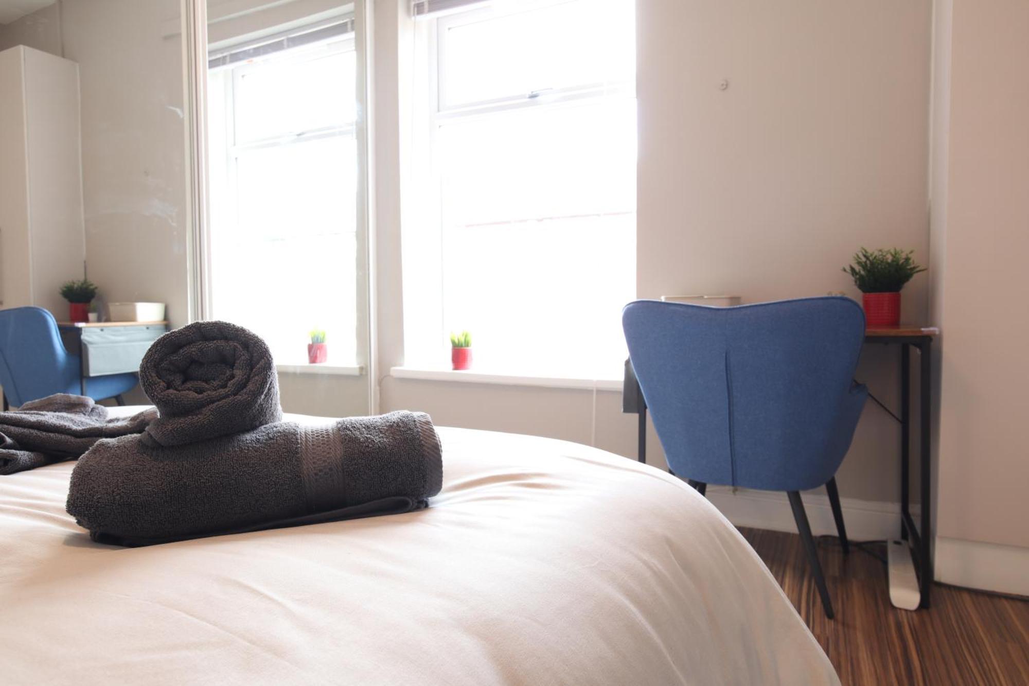 2-Bedroom, Free Parking, High Speed Wi-Fi, Swinton Manchester Exterior photo